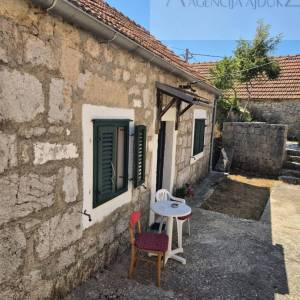 Imotski - Mrnjavci kamene kuća 190m2 + okućnica