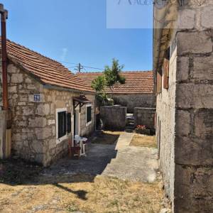 Imotski - Mrnjavci kamene kuća 190m2 + okućnica
