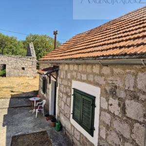 Imotski - Mrnjavci kamene kuća 190m2 + okućnica