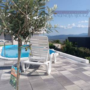 Imotski nova kuća 199 m2 + bazen - top ponuda!