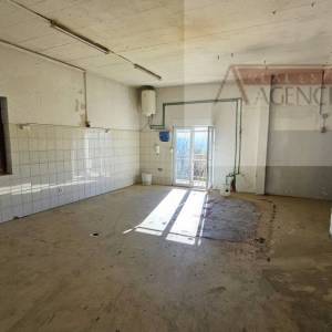 Imotski poslovni prostor 200 m2 + dvorište - najam