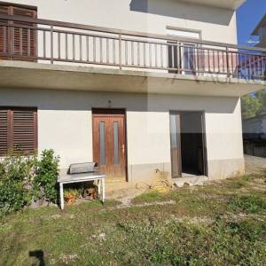 Imotski poslovni prostor 200 m2 + dvorište - najam