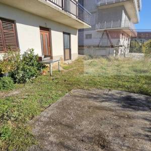 Imotski poslovni prostor 200 m2 + dvorište - najam