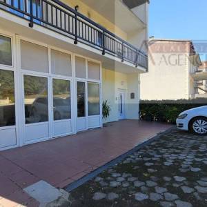 Imotski poslovni prostor 200 m2 + dvorište - najam