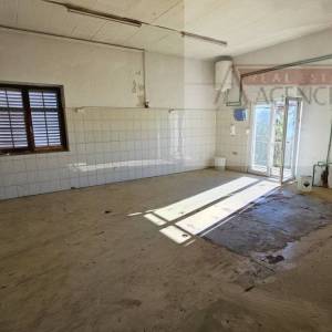 Imotski poslovni prostor 200 m2 + dvorište - najam