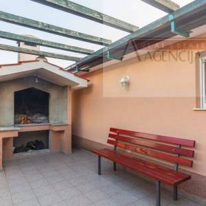 Imotski Proložac Donji vila s bazenom 286 m2 - novo u ponudi