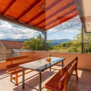 Imotski Proložac Donji vila s bazenom 286 m2 - novo u ponudi