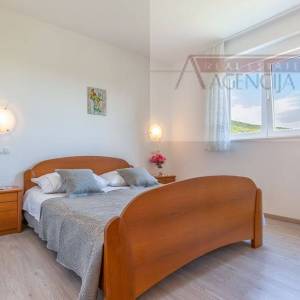 Imotski Proložac Donji vila s bazenom 286 m2 - novo u ponudi