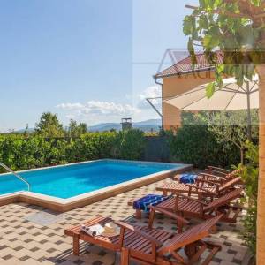 Imotski Proložac Donji vila s bazenom 286 m2 - novo u ponudi