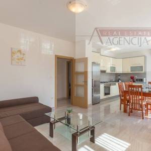 Imotski Proložac Donji vila s bazenom 286 m2 - novo u ponudi