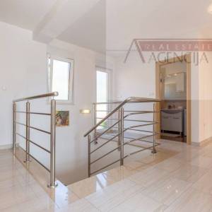 Imotski Proložac Donji vila s bazenom 286 m2 - novo u ponudi