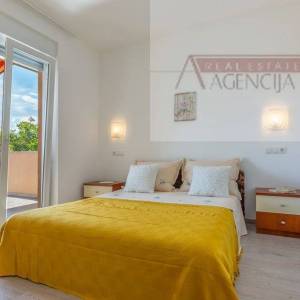 Imotski Proložac Donji vila s bazenom 286 m2 - novo u ponudi