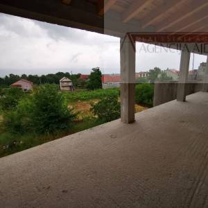 Imotski Runović kamena kuća 250 m2 sa uređenom okućnicom