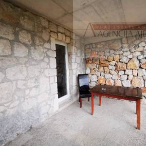 Imotski Runović kamena kuća 250 m2 sa uređenom okućnicom