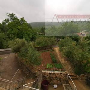 Imotski Runović kamena kuća 250 m2 sa uređenom okućnicom