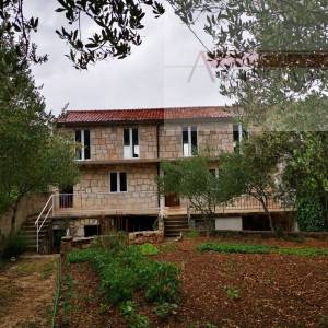 Imotski Runović kamena kuća 250 m2 sa uređenom okućnicom