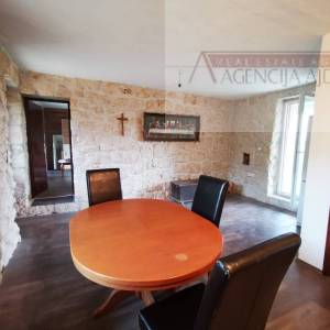 Imotski Runović kamena kuća 250 m2 sa uređenom okućnicom