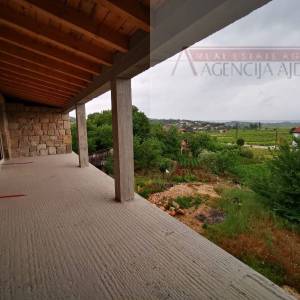 Imotski Runović kamena kuća 250 m2 sa uređenom okućnicom