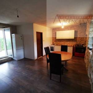 Imotski Runović kamena kuća 250 m2 sa uređenom okućnicom