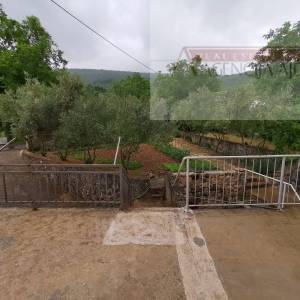 Imotski Runović kamena kuća 250 m2 sa uređenom okućnicom