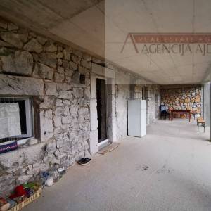 Imotski Runović kamena kuća 250 m2 sa uređenom okućnicom