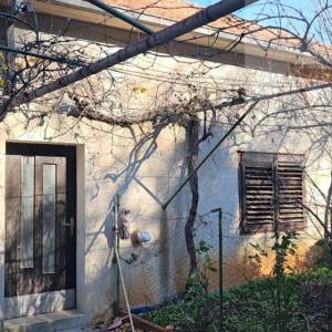 Imotski Runović obiteljska kuće 230 m2 + okućnica