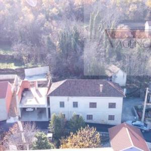 Imotski Runović obiteljska kuće 230 m2 + okućnica