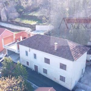 Imotski Runović obiteljska kuće 230 m2 + okućnica