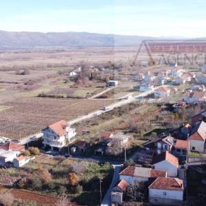 Imotski Runović obiteljska kuće 230 m2 + okućnica