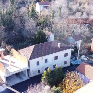 Imotski Runović obiteljska kuće 230 m2 + okućnica