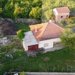 Imotski Runović samostojeća kuća 250 m2 + okućnica 1600 m2