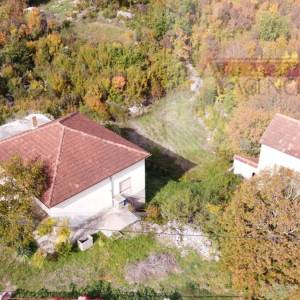 Imotski Runović samostojeća kuća 250 m2 + okućnica 1600 m2