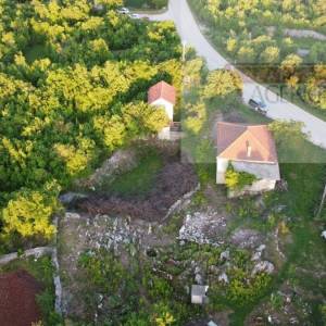 Imotski Runović samostojeća kuća 250 m2 + okućnica 1600 m2