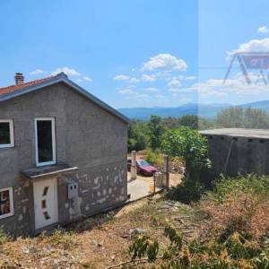 Imotski samostojeća kuća 140 m2 na parceli od 1196 m2 - novo u ponudi