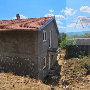 Imotski samostojeća kuća 140 m2 na parceli od 1196 m2 - novo u ponudi
