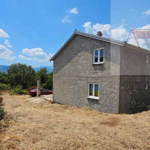 Imotski samostojeća kuća 140 m2 na parceli od 1196 m2 - novo u ponudi