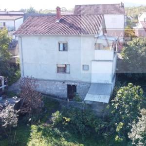 Imotski samostojeća kuća 3 etaže 372 m2 + velika okućnica