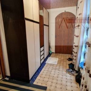 Imotski samostojeća kuća 3 etaže 372 m2 + velika okućnica