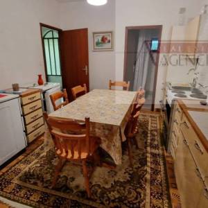 Imotski samostojeća kuća 3 etaže 372 m2 + velika okućnica