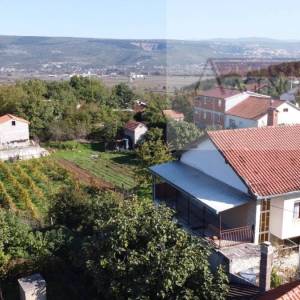 Imotski samostojeća kuća 3 etaže 372 m2 + velika okućnica