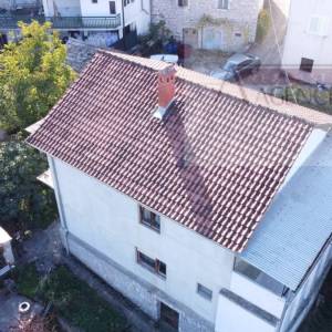 Imotski samostojeća kuća 3 etaže 372 m2 + velika okućnica