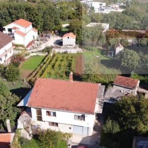 Imotski samostojeća kuća 3 etaže 372 m2 + velika okućnica