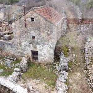 Imotski Slivno kamene kuće + okućnica - novo u ponudi