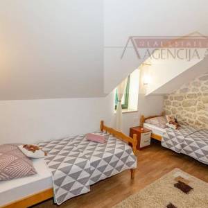 Imotski - vila sa bazenom 190 m2 - top ponuda