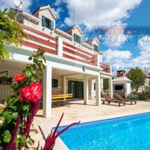 Imotski - vila sa bazenom 190 m2 - top ponuda