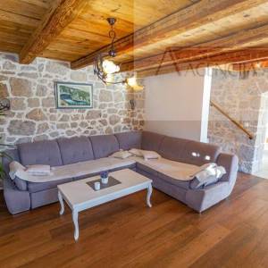 Imotski - vila sa bazenom 190 m2 - top ponuda