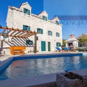 Imotski - vila sa bazenom 190 m2 - top ponuda