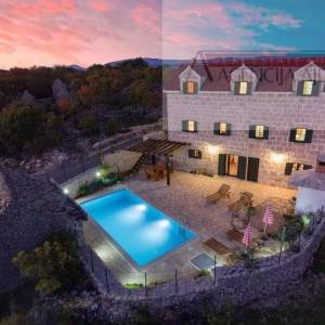 Imotski - vila sa bazenom 190 m2 - top ponuda