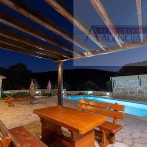 Imotski - vila sa bazenom 190 m2 - top ponuda