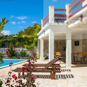 Imotski - vila sa bazenom 190 m2 - top ponuda